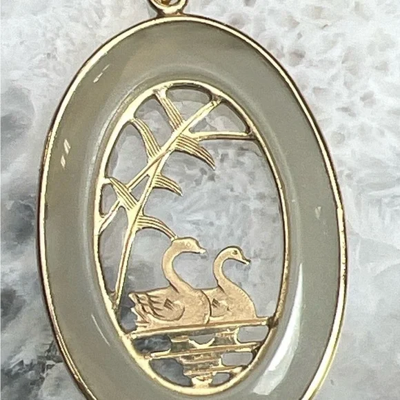 Vtg 14K Yellow Gold Jade Swan Pendant Asian Landscape Bamboo Openwork Oval 3.2g - Picture 4 of 10